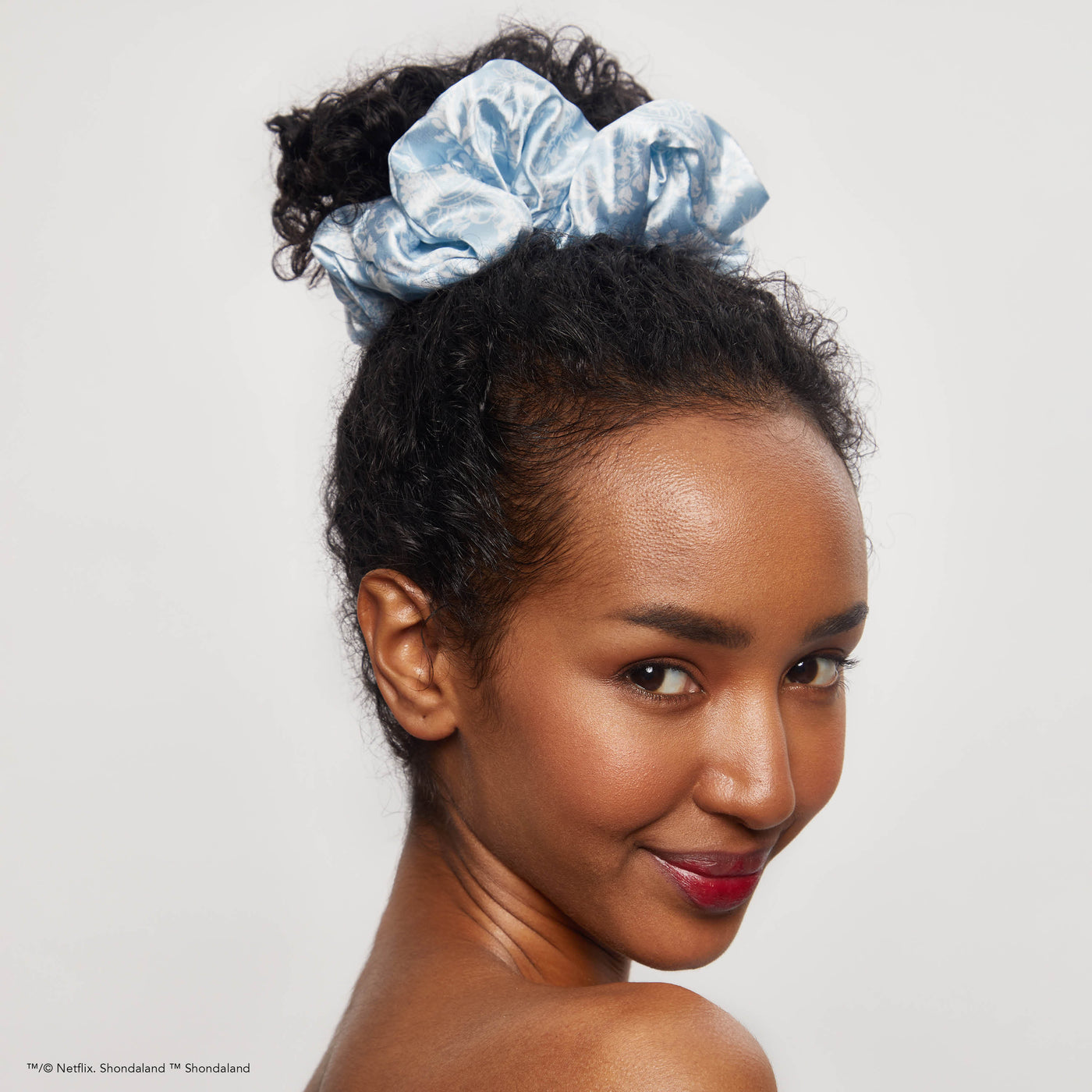 Bridgerton x Kitsch Satijnen Kussen Scrunchies - Toile De Blue